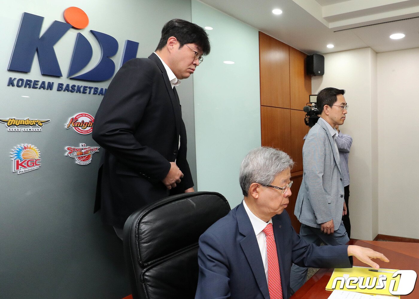 본문 이미지 - 정경호 고양 데이원 단장이 16일 오전 서울 강남구 KBL센터에서 열린 KBL 임시총회 및 이사회에 참석하고 있다. 이번 임시총회에서는 남자프로농구 고양 데이원 점퍼스의 제명 여부를 결정했다. 아래는 김희옥 KBL 총재. 2023.6.16/뉴스1 ⓒ News1 박세연 기자
