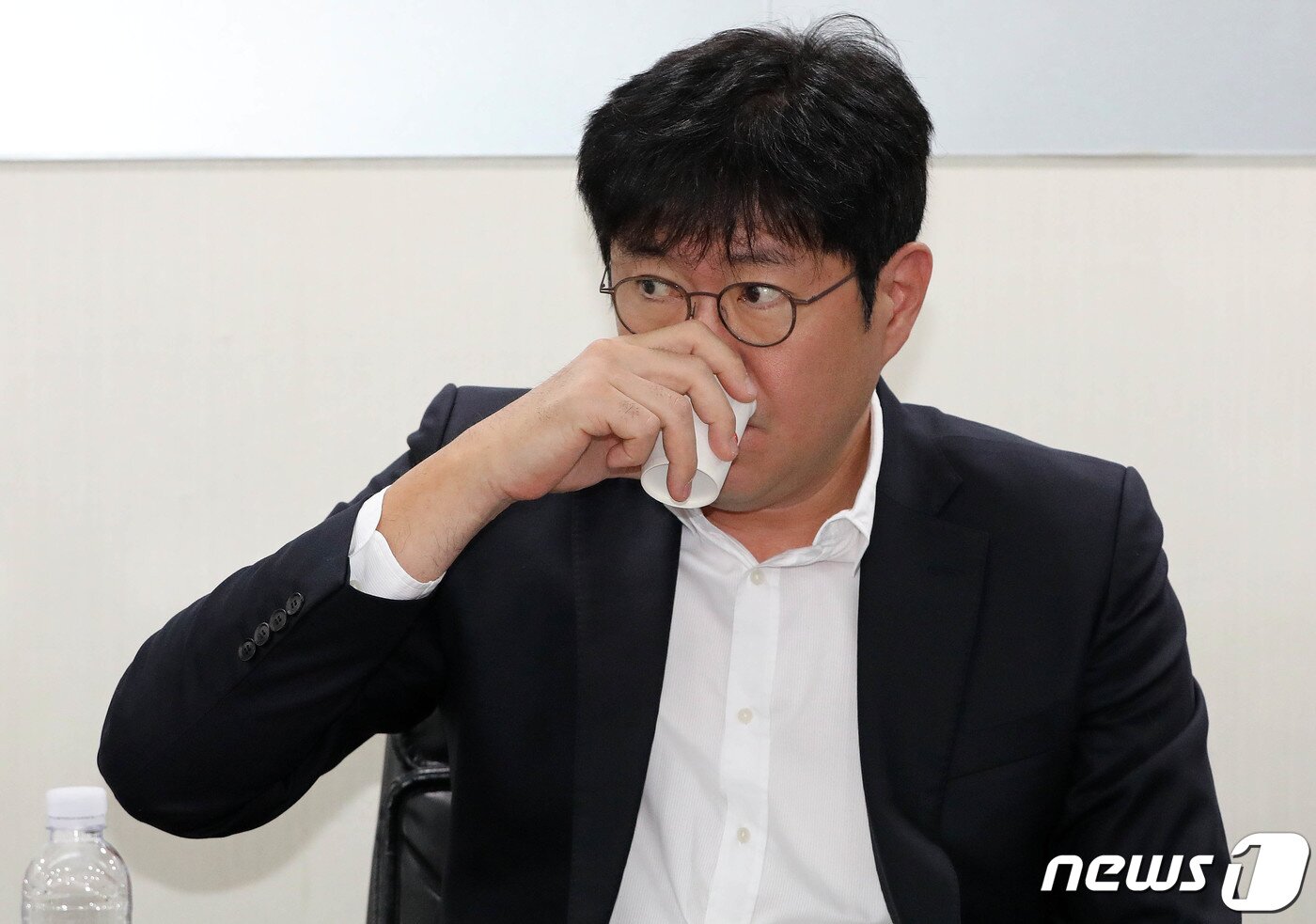 본문 이미지 - 정경호 고양 데이원 단장이 16일 오전 서울 강남구 KBL센터에서 열린 KBL 임시총회 및 이사회에 참석해 목을 축이고 있다. 이번 임시총회에서는 남자프로농구 고양 데이원 점퍼스의 제명을 결정했다. 2023.6.16/뉴스1 ⓒ News1 박세연 기자