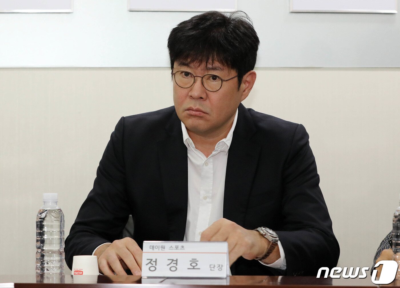 본문 이미지 - 정경호 고양 데이원 단장이 16일 오전 서울 강남구 KBL센터에서 열린 KBL 임시총회 및 이사회에 참석해 회의시작을 기다리고 있다. 이번 임시총회에서는 남자프로농구 고양 데이원스포츠의 제명 여부를 결정한다. 2023.6.16/뉴스1 ⓒ News1 박세연 기자