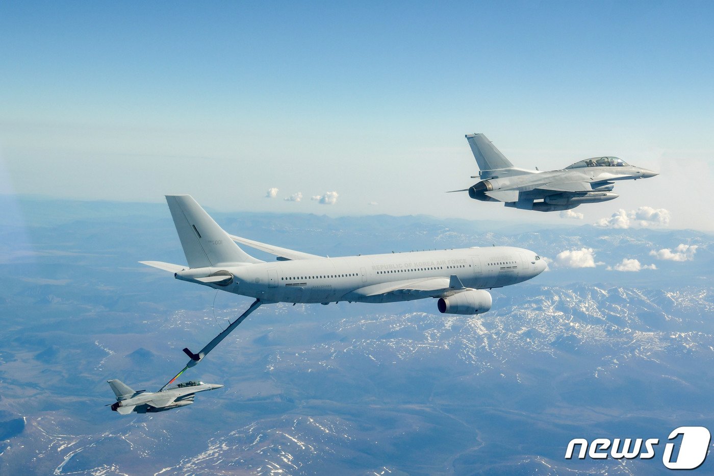  KC-330 다목적 공중급유수송기가알래스카 상공에서 KF-16 전투기에게 공중급유를 하고 있다. &#40;공군 제공&#41; 2023.6.16/뉴스1