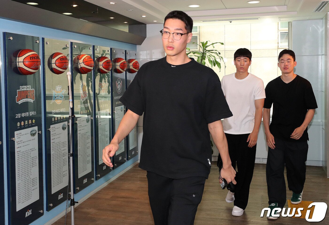 본문 이미지 - 김진용을 비롯한 고양 데이원 농구단 선수들이 16일 면담을 위해 서울 강남구 KBL센터로 들어서고 있다. 이날 KBL은 임시총회를 갖고 고양 데이원 구단의 제명을 의결했다. 2023.6.16/뉴스1 ⓒ News1 박세연 기자