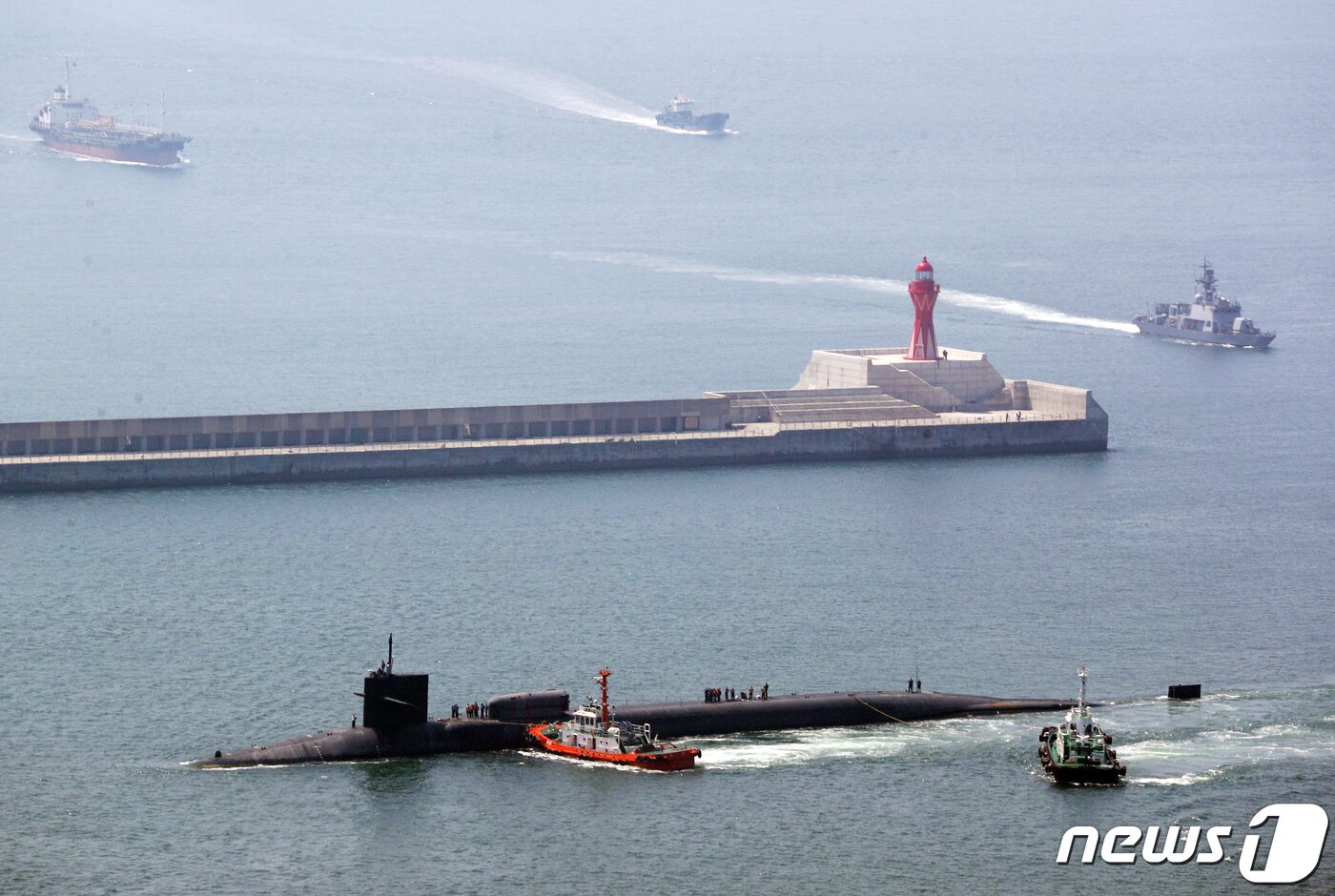 본문 이미지 - 16일 오전 부산 해군작전사령부 부산작전기지에 미국 해군의 '오하이오'급 핵추진 순항유도탄 잠수함 '미시건'(SSGN-727)이 입항해 있다.  2023.6.16/뉴스1 ⓒ News1 윤일지 기자