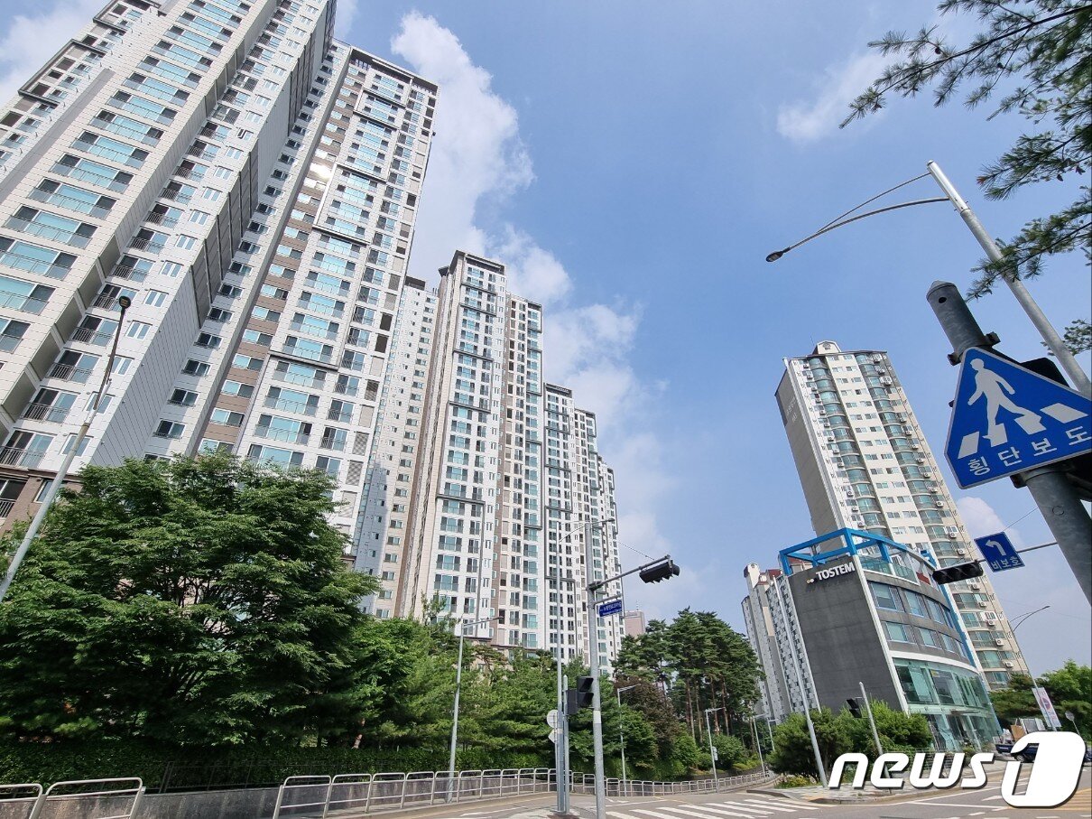 본문 이미지 - 서울 동작구 수방사 부지 가는 길. 9호선 노들역 출구에서 나와 한강 변으로 향하다 보면 래미안트윈파크와 유원강변아파트 사이를 지나 펜스 친 주택 부지가 나온다. 2023. 6. 14. ⓒ News1 최서윤 기자