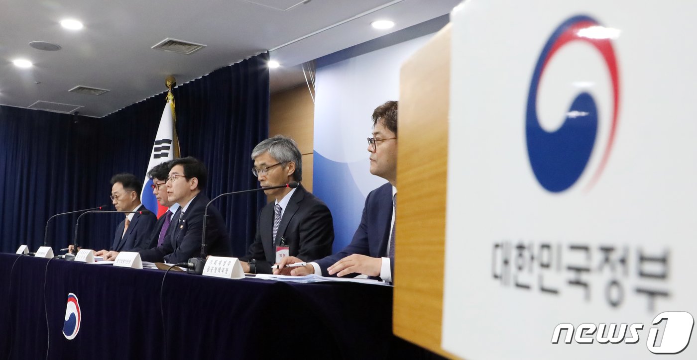 본문 이미지 - 최상대 기획재정부 2차관이 16일 서울 종로구 세종대로 정부서울청사에서 2022년 공공기관 경영실적 평가결과 발표를 하고 있다. 2023.6.16/뉴스1 ⓒ News1 김명섭 기자