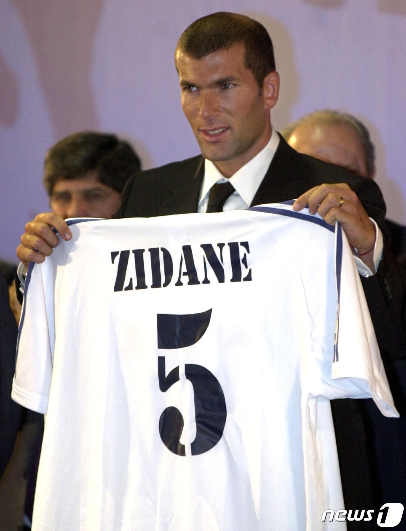 본문 이미지 - 레알 마드리드에서 5번을 달고 뛰었던 지단. ⓒ AFP=뉴스1