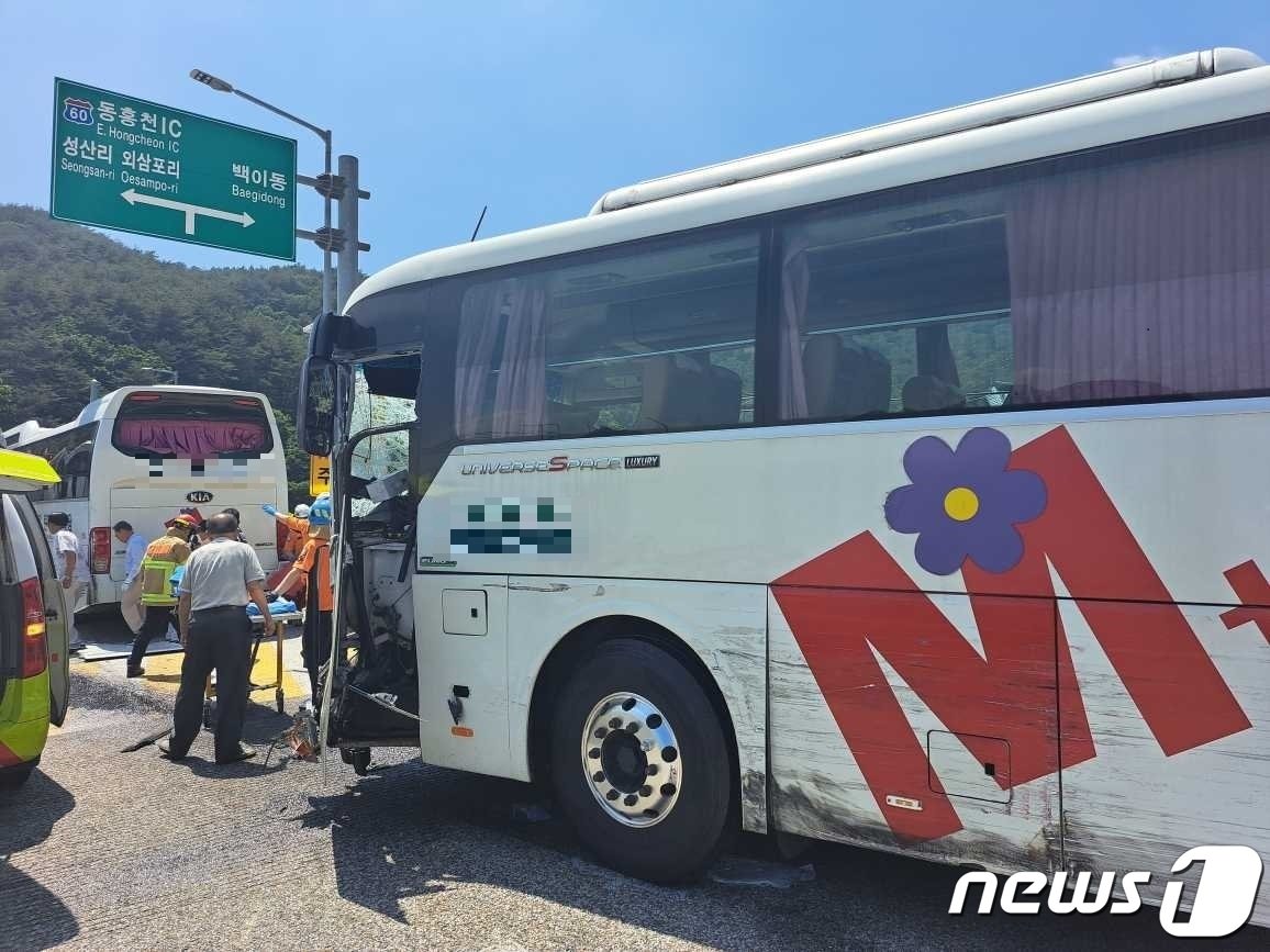 본문 이미지 - 16일 오후 1시26분쯤 강원 홍천군 화촌면 성산리 44번국도 동홍천IC 입구 서울방향에서 학생들을 태운 수학여행 버스 3대와 트럭 3대, 승용차 1대 등 차량 7대가 잇따라 부딪히는 사고가 발생했다. 이 사고로 학생 등 82명이 다쳐 인근 병원으로 이송됐다.(강원도소방본부 제공) 2023.6.16./뉴스1 ⓒ News1 이종재 기자