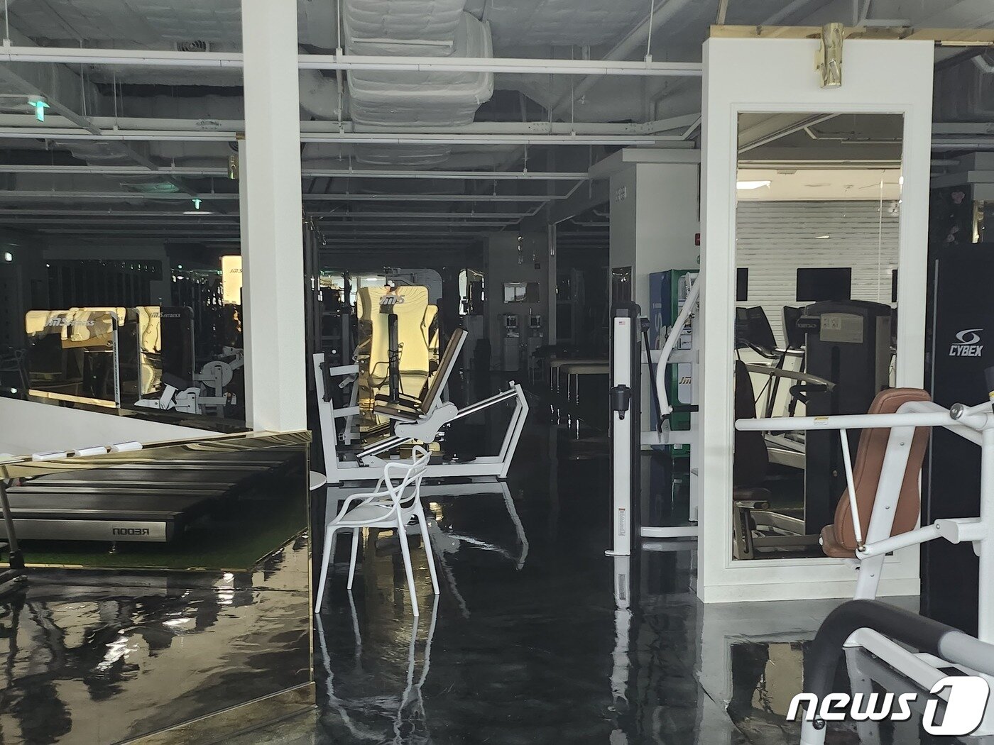 본문 이미지 - 경기 부천시의 헬스장이 불이 꺼진 채 굳게 닫혀 있다. 23.06.12 ⓒ 뉴스1 한병찬 기자