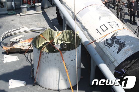 16일 오후 경기도 평택 해군 제2함대 사령부에서 지난달 말 서해에 떨어진 북한 우주 발사체 일부가 언론에 공개되고 있다. 2023.6.16/뉴스1 © News1 사진공동취재단