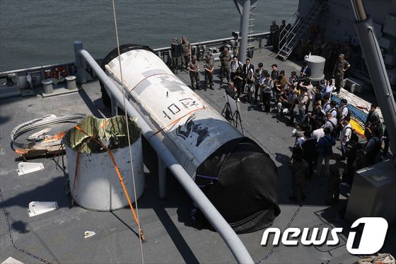 16일 오후 경기도 평택 해군 제2함대 사령부에서 지난달 말 서해에 떨어진 북한 우주 발사체 일부가 언론에 공개되고 있다. 2023.6.16/뉴스1 © News1 사진공동취재단