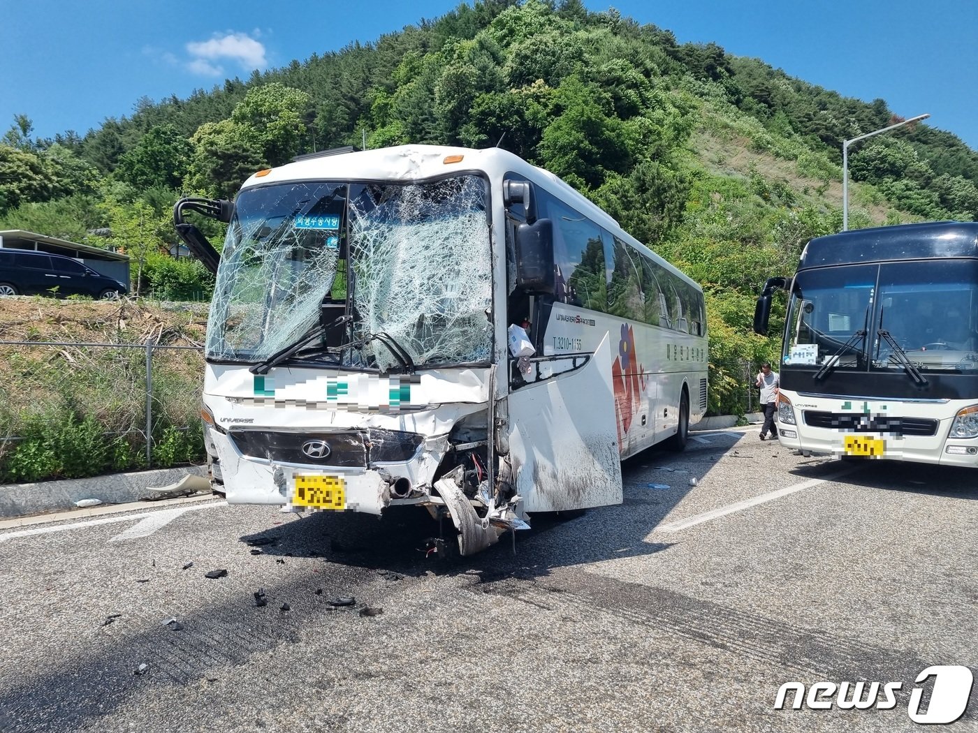 16일 오후 1시26분쯤 강원 홍천군 화촌면 성산리 44번국도 동홍천IC 입구 서울방향에서 학생들을 태운 수학여행 버스 3대와 트럭 3대, 승용차 1대 등 차량 7대가 잇따라 부딪히는 사고가 발생했다. 이 사고로 학생 등 82명이 다쳐 인근 병원으로 이송됐다.&#40;강원도소방본부 제공&#41; 2023.6.16./뉴스1 ⓒ News1 이종재 기자