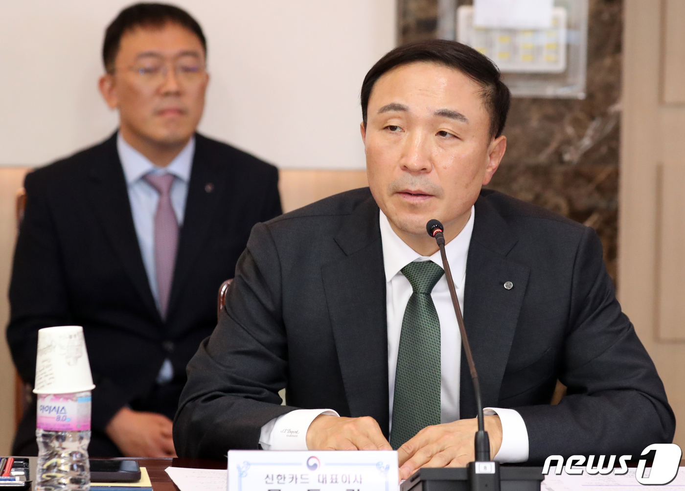 (서울=뉴스1) 김명섭 기자 = 문동권 신한카드 대표이사가 16일 오후 서울 종로구 세종대로 정부서울청사에서 열린 물가안정·소상공인 지원 활성화를 위한 업무협약 체결식에서 모두 발 …