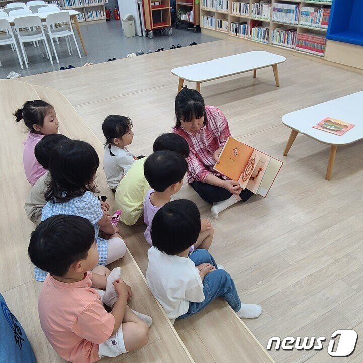 본문 이미지 - 신중년 경력형 일자리 지역사회독서문화활성화사업, 웅상종합사회복지관 &#40;양산시 제공&#41;