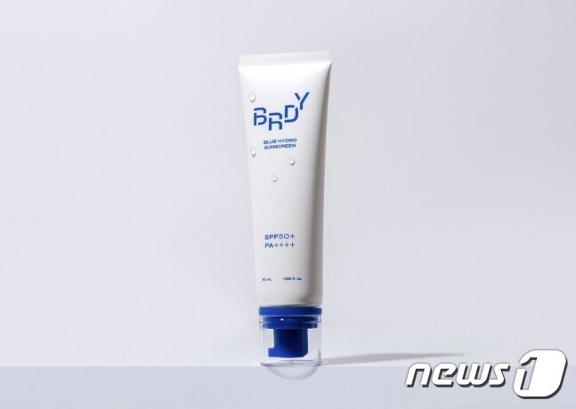 본문 이미지 - 아모레퍼시픽의 남성 토털 스타일링 브랜드 '비레디(B.READY)'는 신제품 '블루 수분 선크림'을 선보였다.(아모레퍼시픽 제공)