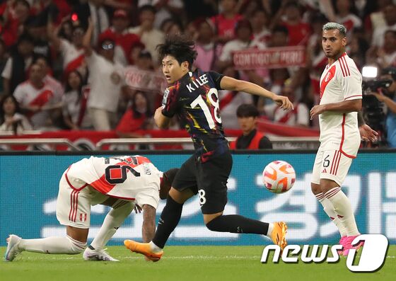 이강인이 16일 오후 부산시 연제구 아시아드주경기장에서 열린 축구 국가대표 평가전 대한민국과 페루의 경기 전반전, 페루 라이언 레이나에게 슛이 막히고 있다. 2023.6.16/뉴스1 © News1 윤일지 기자