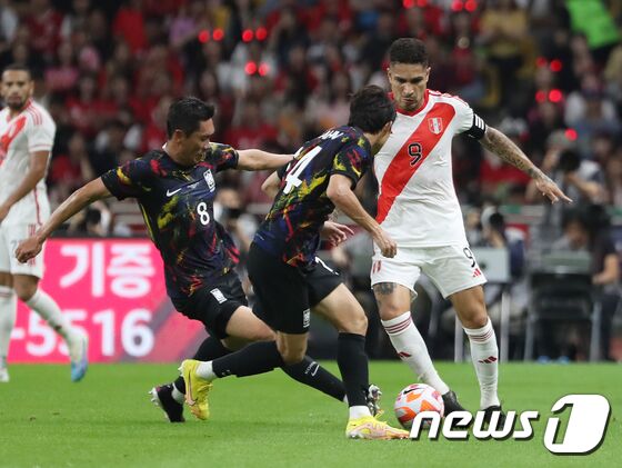 원두재가 16일 오후 부산시 연제구 아시아드주경기장에서 열린 축구 국가대표 평가전 대한민국과 페루의 경기 전반전, 페루 파올로 게레로의 공을 뺏고 있다. 2023.6.16/뉴스1 © News1 윤일지 기자