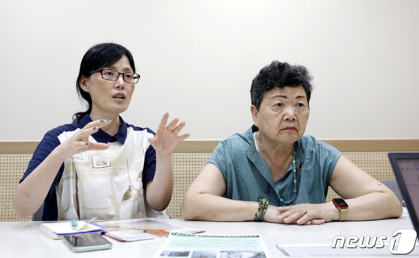 본문 이미지 - 가와사키 에이코 모두모이자 대표(오른쪽)와 리소라 사무국장이 서울 종로구 공유오피스에서 뉴스1과 인터뷰를 진행하고 있다. 2023.6.16/뉴스1 ⓒ News1 박지혜 기자