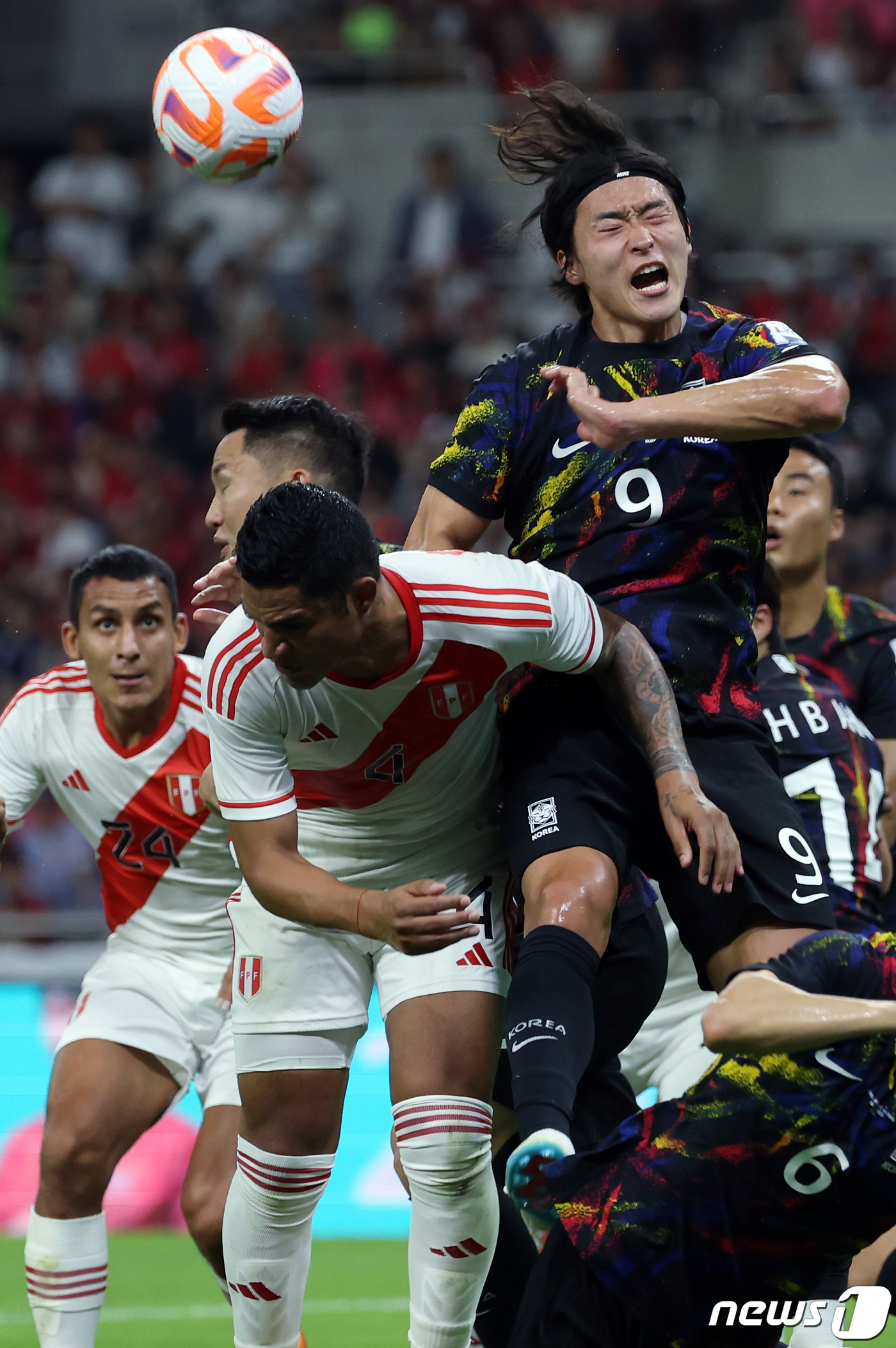 (부산=뉴스1) 박정호 기자 = 16일 오후 부산시 연제구 부산아시아드주경기장에서 열린 하나은행 초청 대한민국과 페루의 축구 국가대표 평가전에서 조규성이 페루의 코너킥 상황에 수비 …