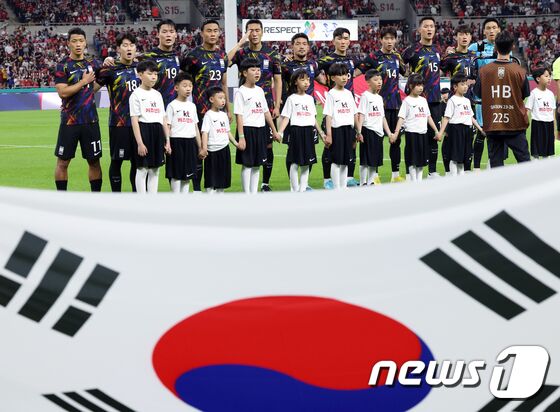 16일 오후 부산시 연제구 부산아시아드주경기장에서 열린 하나은행 초청 대한민국과 페루의 축구 국가대표 평가전에서 선발 출전한 대표팀 선수들이 애국가를 부르고 있다. '클린스만호'는 페루를 상대로 출항 후 첫 승리에 도전한다. 2023.6.16/뉴스1 © News1 박정호 기자