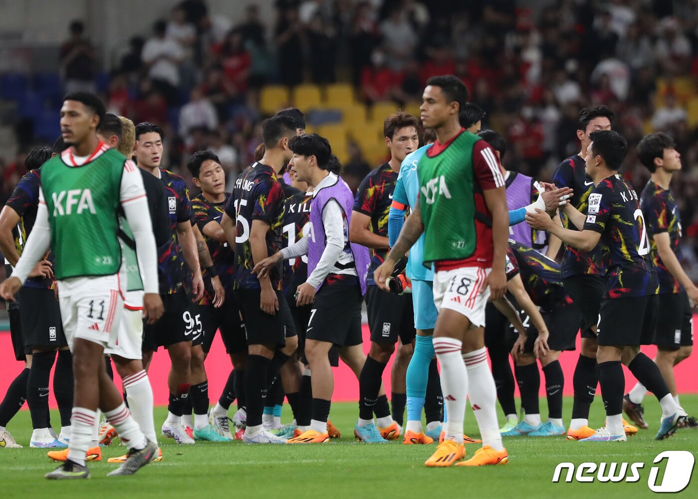 본문 이미지 - 손흥민이 16일 오후 부산시 연제구 아시아드주경기장에서 열린 축구 국가대표 평가전 대한민국과 페루의 경기가 끝난 뒤 동료들을 위로하고 있다. 클린스만호는 이날 페루에게 1대 0으로 패배했다. 2023.6.16/뉴스1 ⓒ News1 윤일지 기자