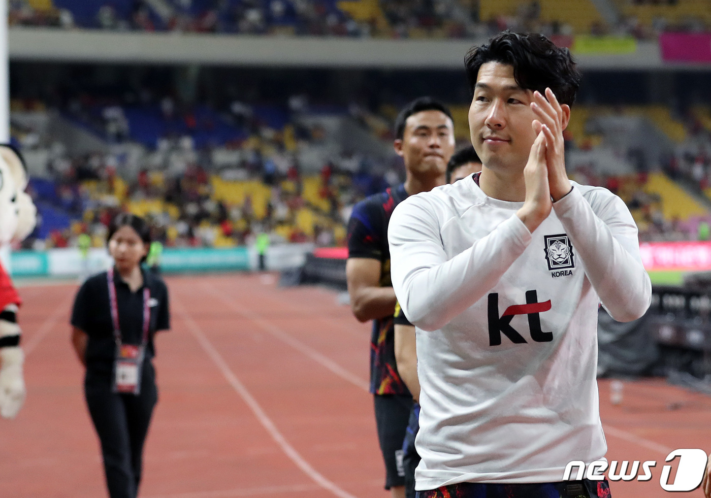 (부산=뉴스1) 이동해 기자 = 16일 오후 부산시 연제구 부산아시아드주경기장에서 열린 하나은행 초청 대한민국과 페루의 축구 국가대표 평가전에서 스포츠 탈장 수술을 받아 결장한 손 …