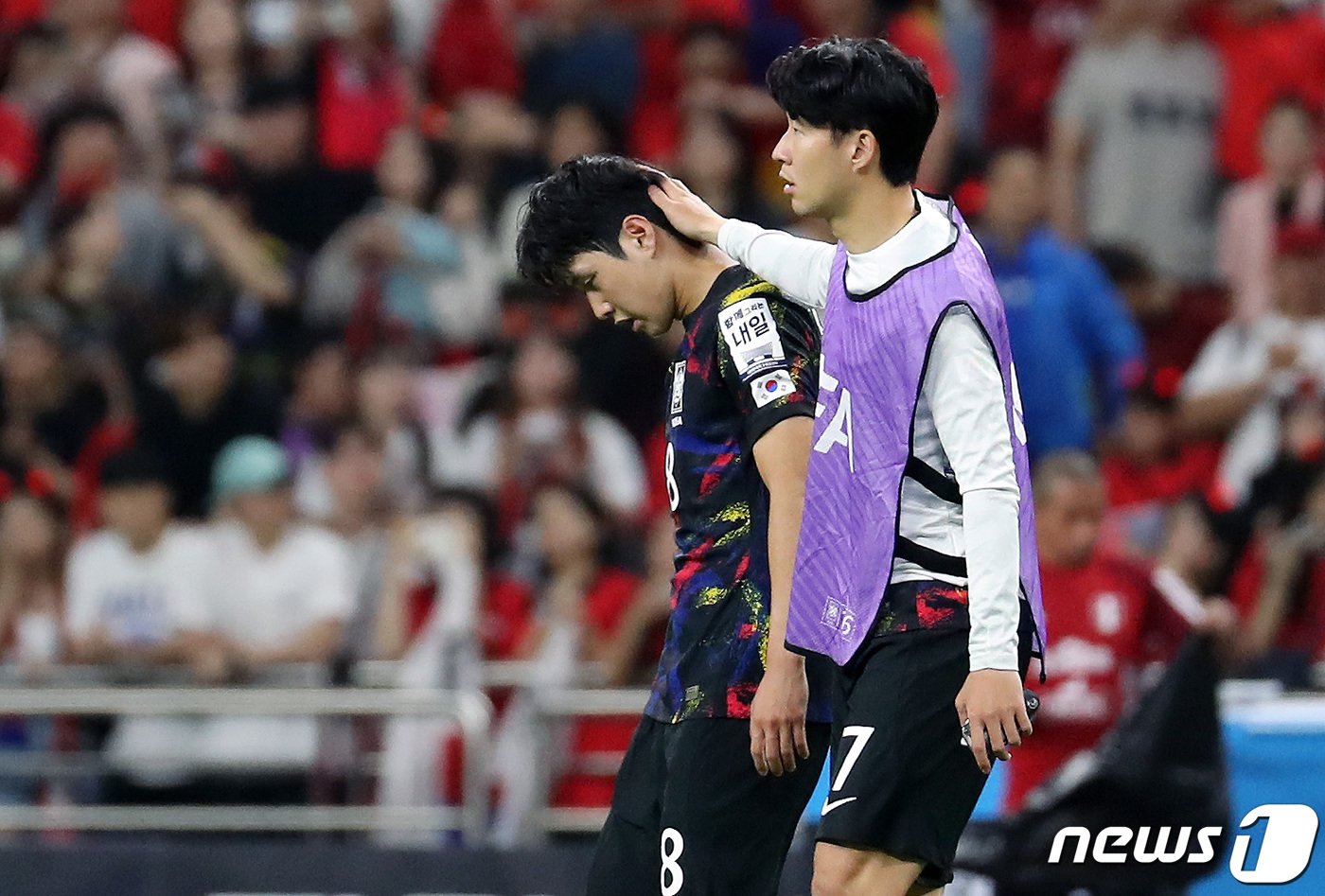 16일 오후 부산시 연제구 부산아시아드주경기장에서 열린 하나은행 초청 대한민국과 페루의 축구 국가대표 평가전에서 0대1로 경기를 마친 이강인이 손흥민의 위로를 받고 있다. 2023.6.16/뉴스1 ⓒ News1 이동해 기자