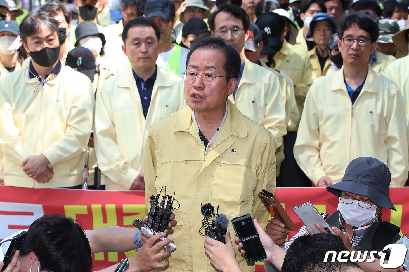 홍준표 대구시장이 6월 17일 오전 대구 중구 중앙로 대중교통전용지구에서 열리는 제15회 대구퀴어문화축제 현장을 찾아 &#34;퀴어축제 불법 도로 점거에 대해 대구경찰청장에게 책임을 묻겠다＂는 뜻을 밝히고 있다. 2023.6.17/뉴스1 ⓒ News1 공정식 기자