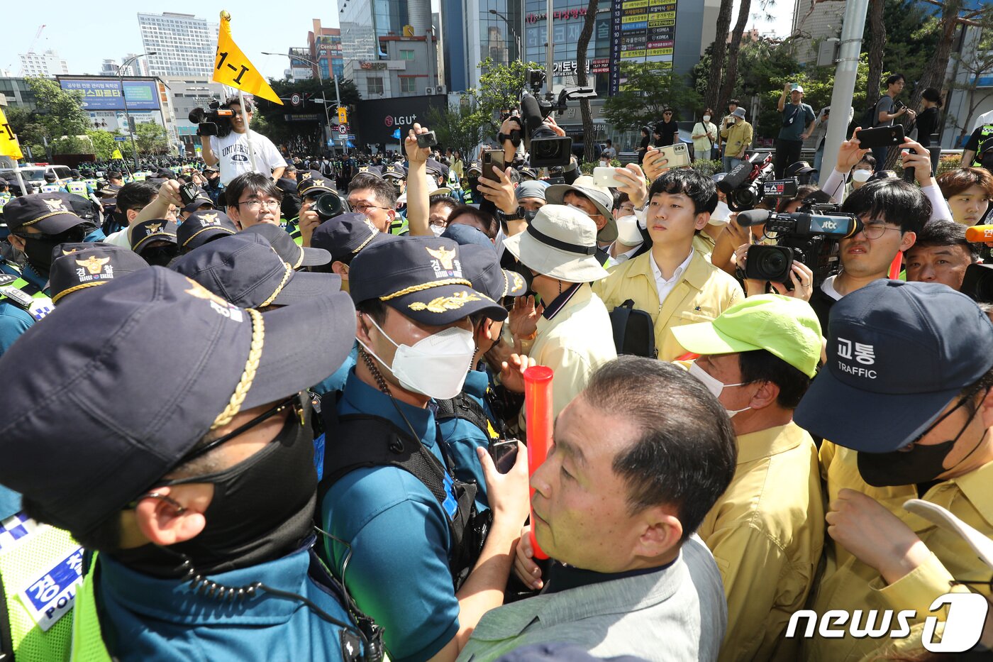 본문 이미지 - 17일 오전 대구 중구 중앙로 대중교통전용지구에서 열리는 제15회 대구퀴어문화축제를 앞두고 행정대집행에 나선 공무원들이 행사 차량의 진입을 막으려 하자 경찰이 이들을 해산시키는 과정에서 공무원과 경찰이 충돌해 뒤엉켜 있다. 2023.6.17/뉴스1 ⓒ News1 공정식 기자