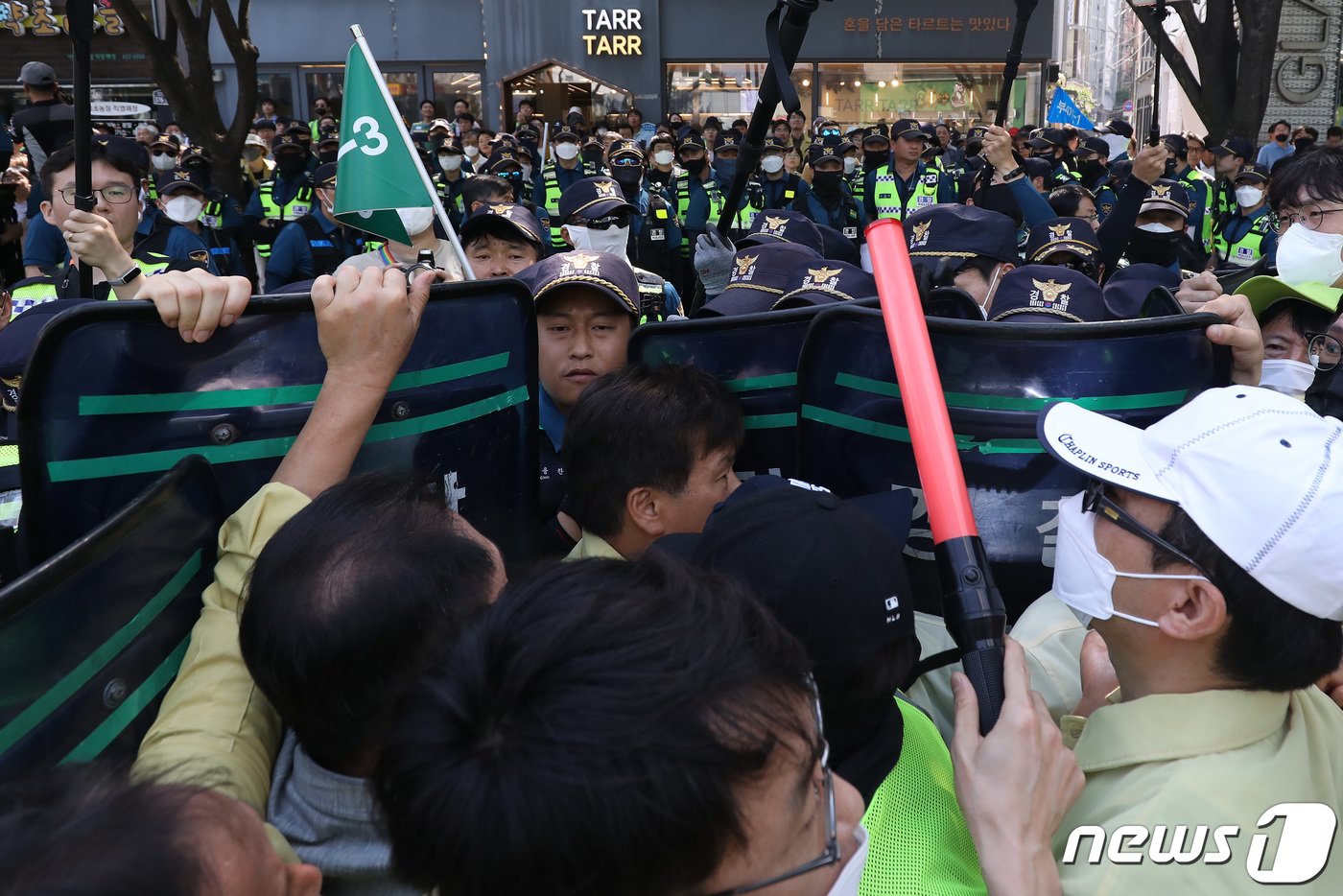 17일 오전 대구 중구 중앙로 대중교통전용지구에서 열리는 제15회 대구퀴어문화축제를 앞두고 행정대집행에 나선 공무원들이 행사 차량의 진입을 막으려 하자 경찰이 이들을 해산시키는 과정에서 공무원과 경찰이 충돌해 뒤엉켜 있다. 2023.6.17/뉴스1 ⓒ News1 공정식 기자