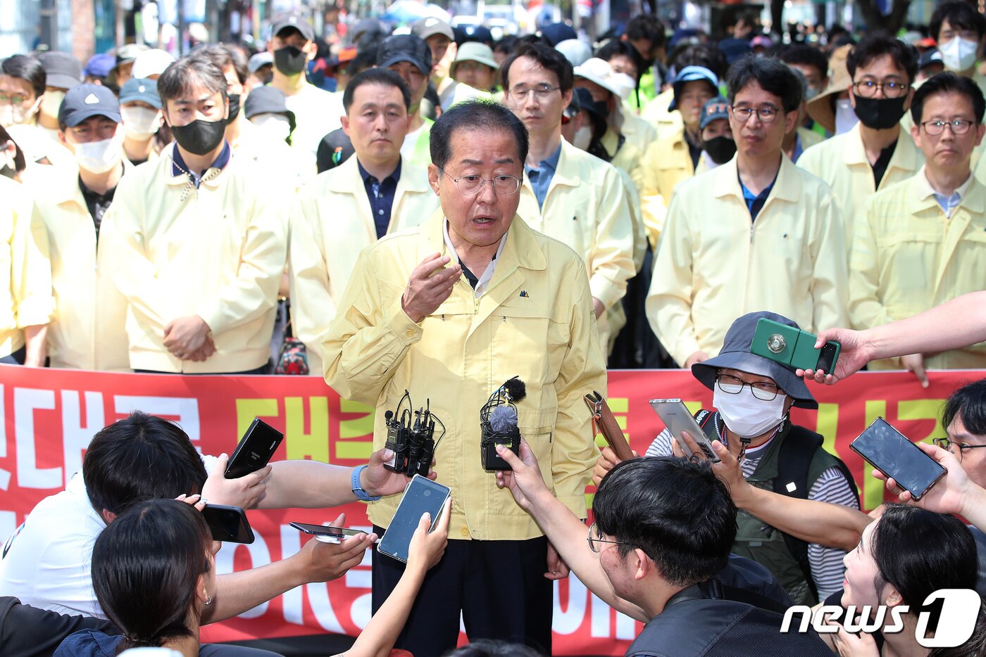 본문 이미지 - 홍준표 대구시장이 17일 오전 대구 중구 중앙로 대중교통전용지구에서 열리는 제15회 대구퀴어문화축제 현장을 찾아 "퀴어축제 불법 도로 점거에 대해 대구경찰청장에게 책임을 묻겠다＂는 뜻을 밝히고 있다. 2023.6.17/뉴스1 ⓒ News1 공정식 기자