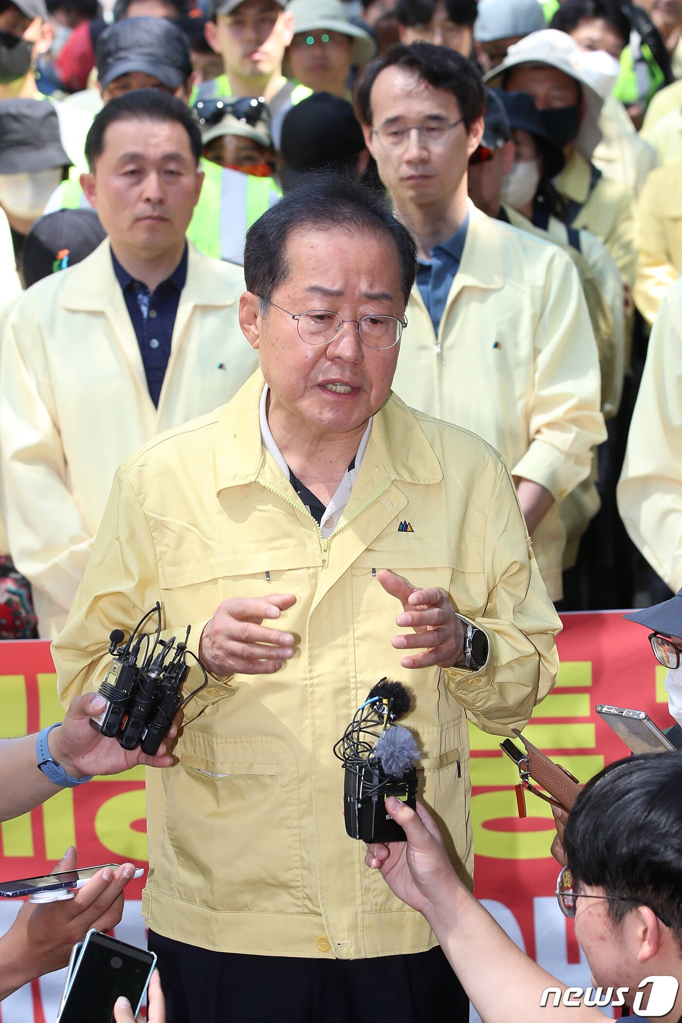 본문 이미지 - 2023년 6월 홍준표 당시 대구시장이 대구 중구 중앙로 대중교통전용지구에서 열린 제15회 대구퀴어문화축제 현장을 찾아 &#34;퀴어축제 불법 도로 점거에 대해 대구경찰청장에게 책임을 묻겠다&#34;는 뜻을 밝히고 있다. 2023.6.17/뉴스1 ⓒ News1 공정식 기자