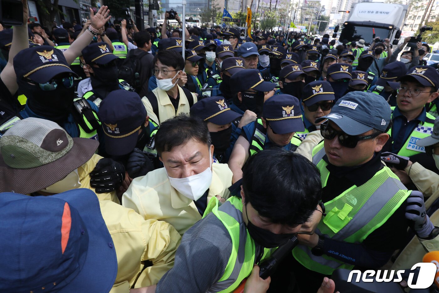 본문 이미지 - 17일 오전 대구 중구 중앙로 대중교통전용지구에서 열리는 제15회 대구퀴어문화축제를 앞두고 행정대집행에 나선 공무원들이 행사 차량의 진입을 막으려 하자 경찰이 이들을 해산시키는 과정에서 공무원과 경찰이 충돌해 뒤엉켜 있다. 2023.6.17/뉴스1 ⓒ News1 공정식 기자