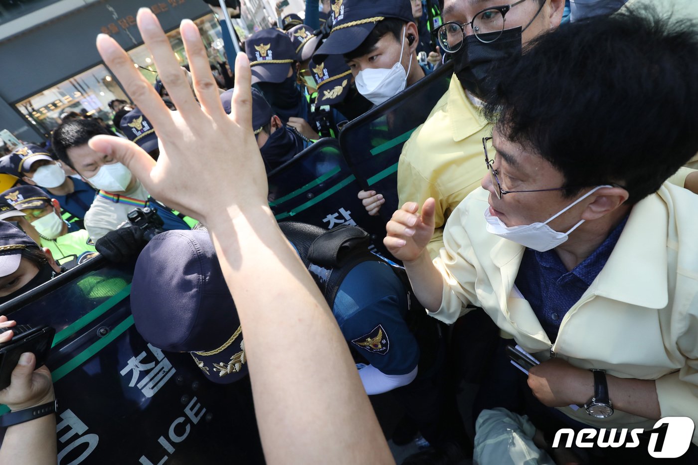 17일 오전 대구 중구 중앙로 대중교통전용지구에서 열리는 제15회 대구퀴어문화축제를 앞두고 행정대집행에 나선 공무원들이 행사 차량의 진입을 막으려 하자 경찰이 이들을 해산시키는 과정에서 공무원과 경찰이 충돌해 뒤엉켜 있다. 2023.6.17/뉴스1 ⓒ News1 공정식 기자