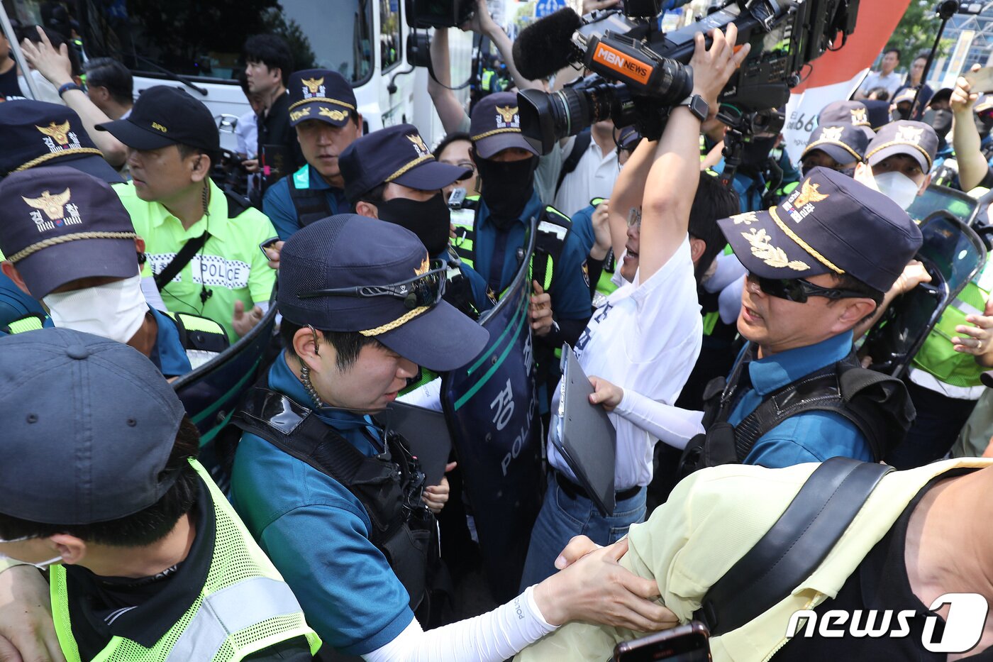 본문 이미지 - 17일 오전 대구 중구 중앙로 대중교통전용지구에서 열리는 제15회 대구퀴어문화축제를 앞두고 행정대집행에 나선 공무원들이 행사 차량의 진입을 막으려 하자 경찰이 해산 과정에서 취재진까지 밀어내고 있다. 2023.6.17/뉴스1 ⓒ News1 공정식 기자