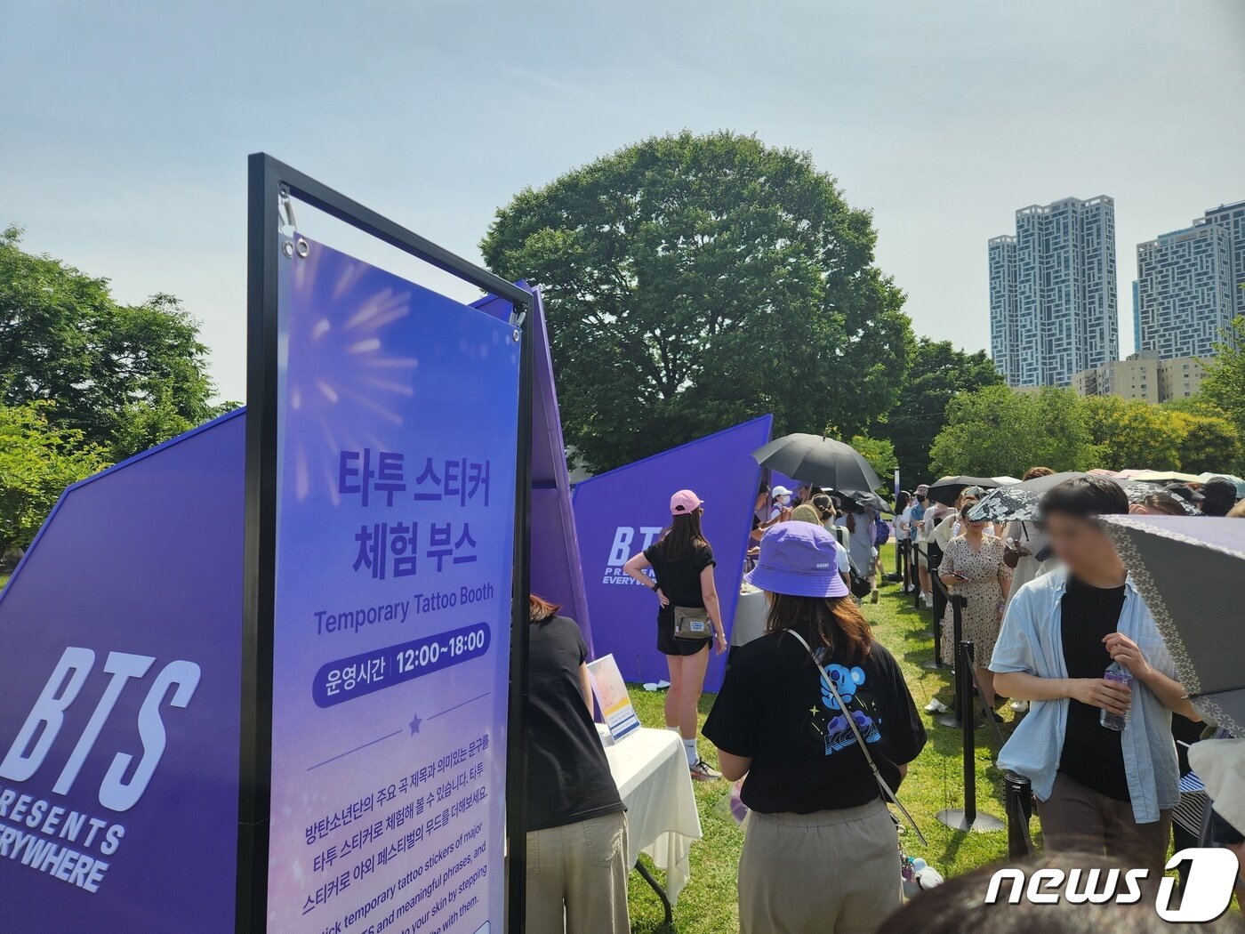 본문 이미지 - 17일 서울 여의도 한강공원 일대에서는 방탄소년단의 데뷔 10주년을 기념하는 'BTS 10주년 페스타 @여의도'(BTS 10th Anniversary FESTA @여의도/이하 'BTS 페스타')가 열린 가운데 팬들이 현장에 설치된 부스를 즐기고 있다. ⓒ 뉴스1 안태현 기자