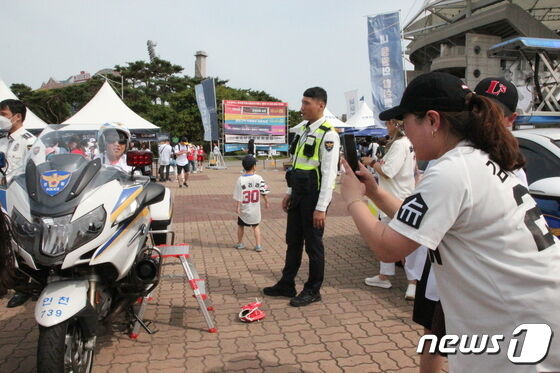 17일 오후 인천시 미추홀구 문학동 인천 SSG랜더스필드에서 열린 인천경찰청, SSG랜더스, 인천시청 공동 주최로 열린 '피싱범죄 예방 SSG-함께해요' 캠페인 행사장에 시민들이 다양한 프로그램에 참여하고 있다. 이날 행사장에는 포돌이, 포순이와 사진촬영, 야구볼 던지기 등을 활용한 피싱예방 게임 등 다양한 범죄예방을 알리는 프로그램이 운영됐다. 2023.6/17/뉴스1 © News1 박아론 기자