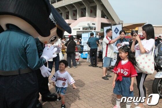 7일 오후 인천시 미추홀구 문학동 인천 SSG랜더스필드에서 열린 인천경찰청, SSG랜더스, 인천시청 공동 주최로 열린 '피싱범죄 예방 SSG-함께해요' 캠페인 행사장에 시민들이 다양한 프로그램에 참여하고 있다. 이날 행사장에는 포돌이, 포순이와 사진촬영, 야구볼 던지기 등을 활용한 피싱예방 게임 등 다양한 범죄예방을 알리는 프로그램이 운영됐다. 2023.6/17/뉴스1 © News1 박아론 기자