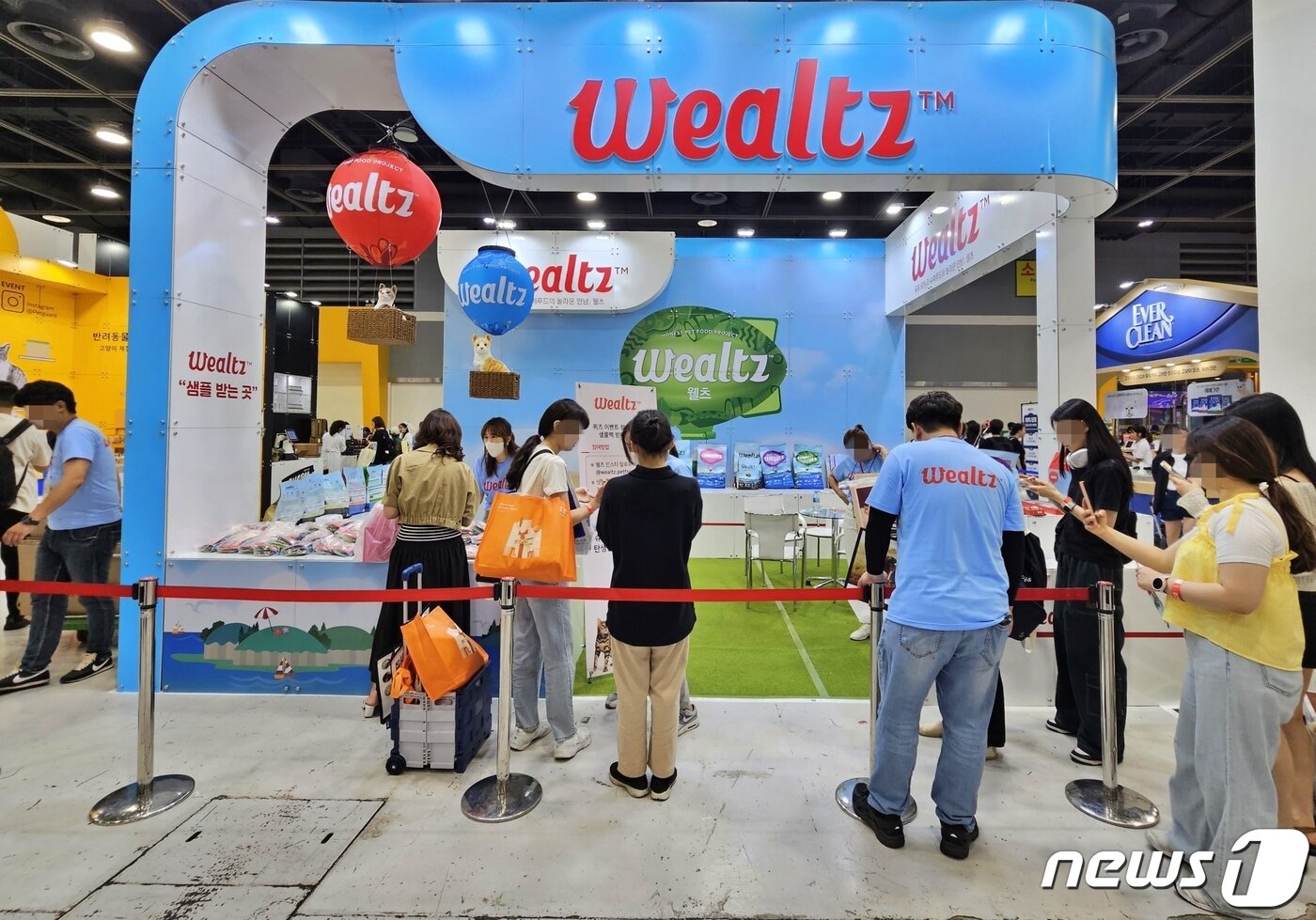 본문 이미지 - 우리와는 16일 서울 서초구 aT센터에서 열린 '궁디팡팡 캣페스타'에 이즈칸 부스를 마련하고 이벤트를 진행했다. ⓒ 뉴스1 최서윤 기자