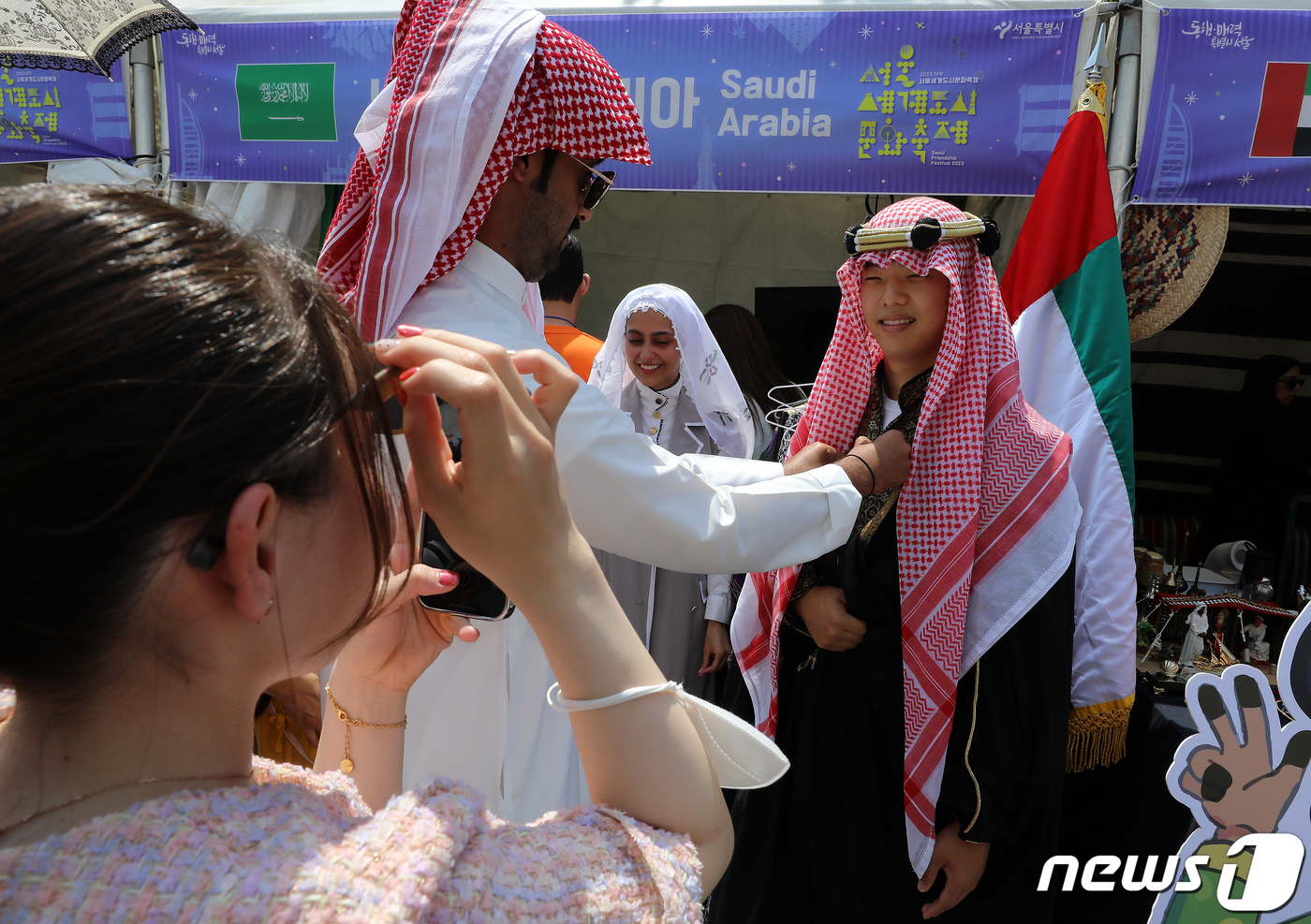 (서울=뉴스1) 김진환 기자 = ‘2023 서울세계도시문화축제’가 열린 17일 오후 서울 종로구 광화문광장에서 시민들과 외국인 관광객들이 부스 체험을 하고 있다. 2023.6.17 …
