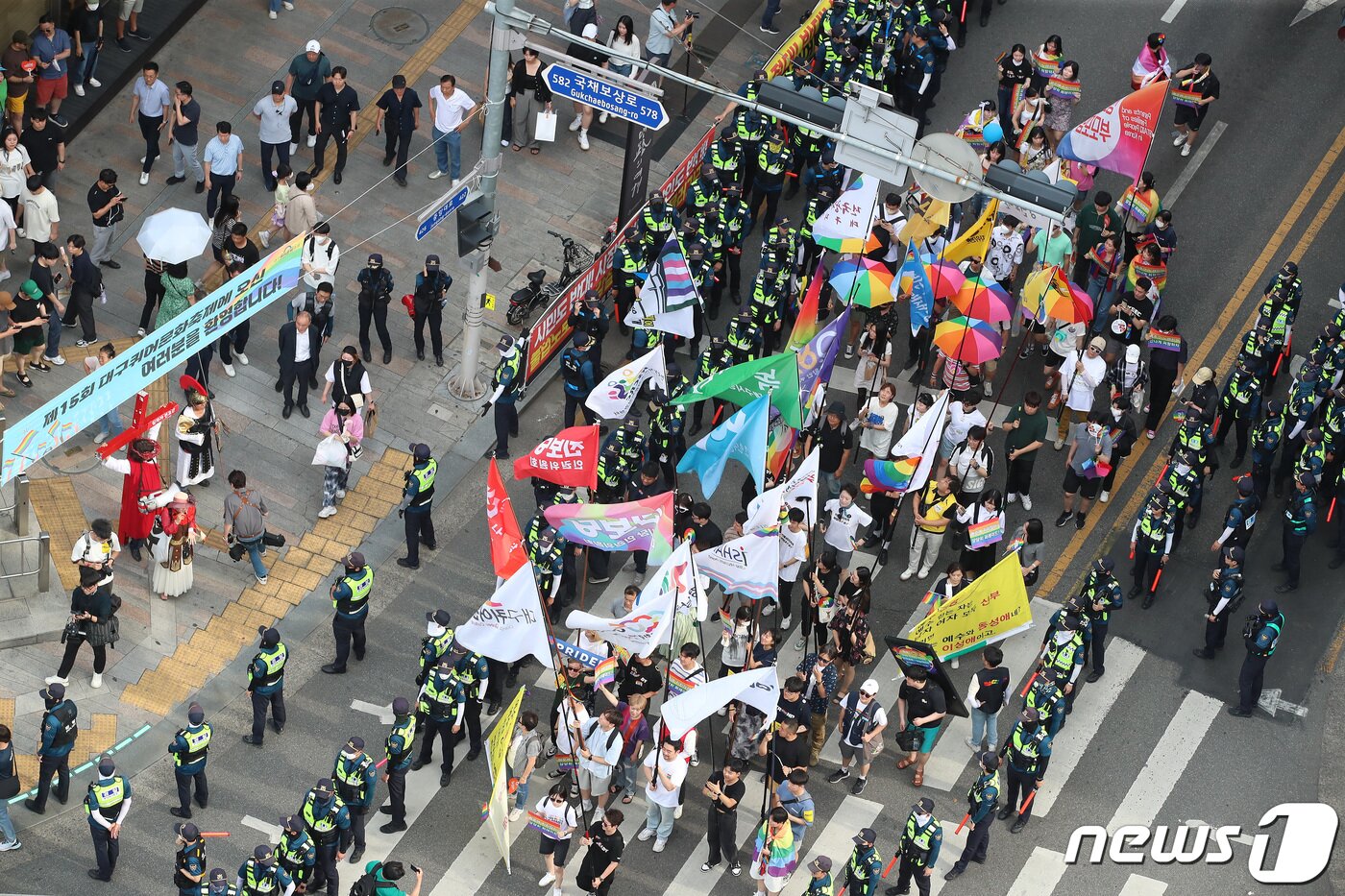 본문 이미지 - 제15회 대구퀴어문화축제가 열린 17일 오후 대구 중구 중앙로 대중교통전용지구에서 참가자들이 도심을 행진하고 있다. 2023.6.17/뉴스1 ⓒ News1 공정식 기자