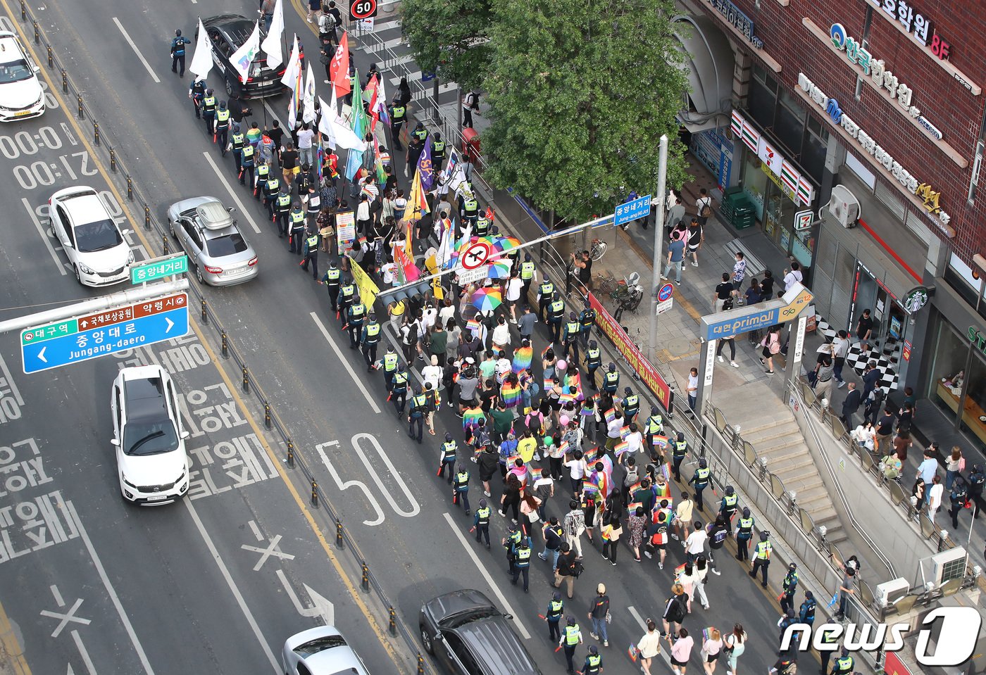 본문 이미지 - 제15회 대구퀴어문화축제가 열린 17일 오후 대구 중구 중앙로 대중교통전용지구에서 참가자들이 도심을 행진하고 있다. 2023.6.17/뉴스1 ⓒ News1 공정식 기자