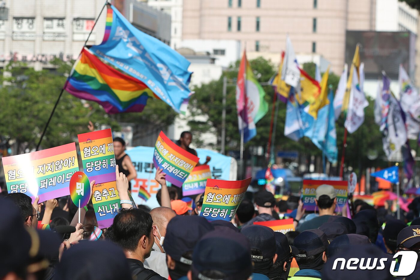 본문 이미지 - 제15회 대구퀴어문화축제가 열린 17일 오후 대구 중구 중앙로 대중교통전용지구에서 참가자들이 도심을 행진하고 있다. 2023.6.17/뉴스1 ⓒ News1 공정식 기자