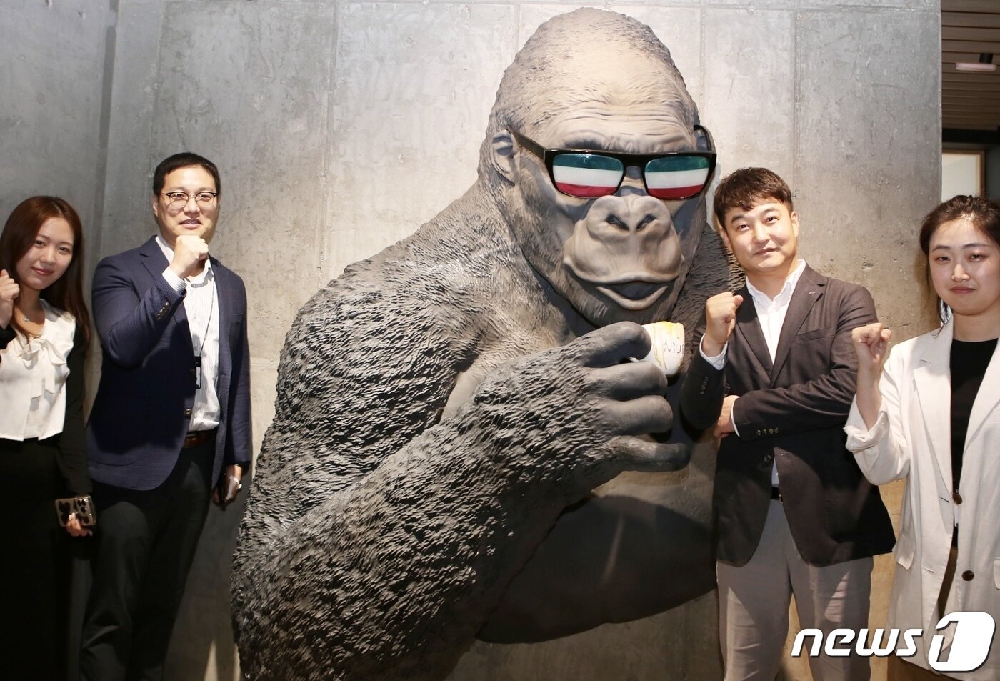 본문 이미지 - 최용화 HDC아이파크몰 영업총괄상무가 직원들과 함께 포즈를 취하고 있다..(HDC아이파크몰 제공)