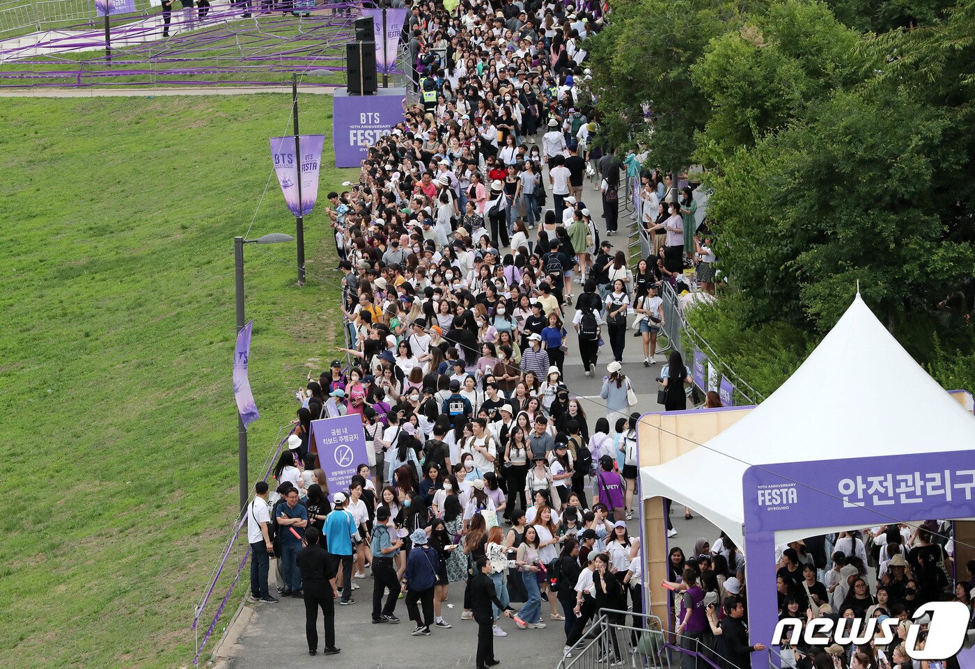 본문 이미지 - 17일 오후 방탄소년단(BTS) 데뷔 10주년 기념행사 'BTS 페스타'가 열린 서울 여의도한강공원이 아미와 시민들로 붐비고 있다. 2023.6.17/뉴스1 ⓒ News1 박세연 기자