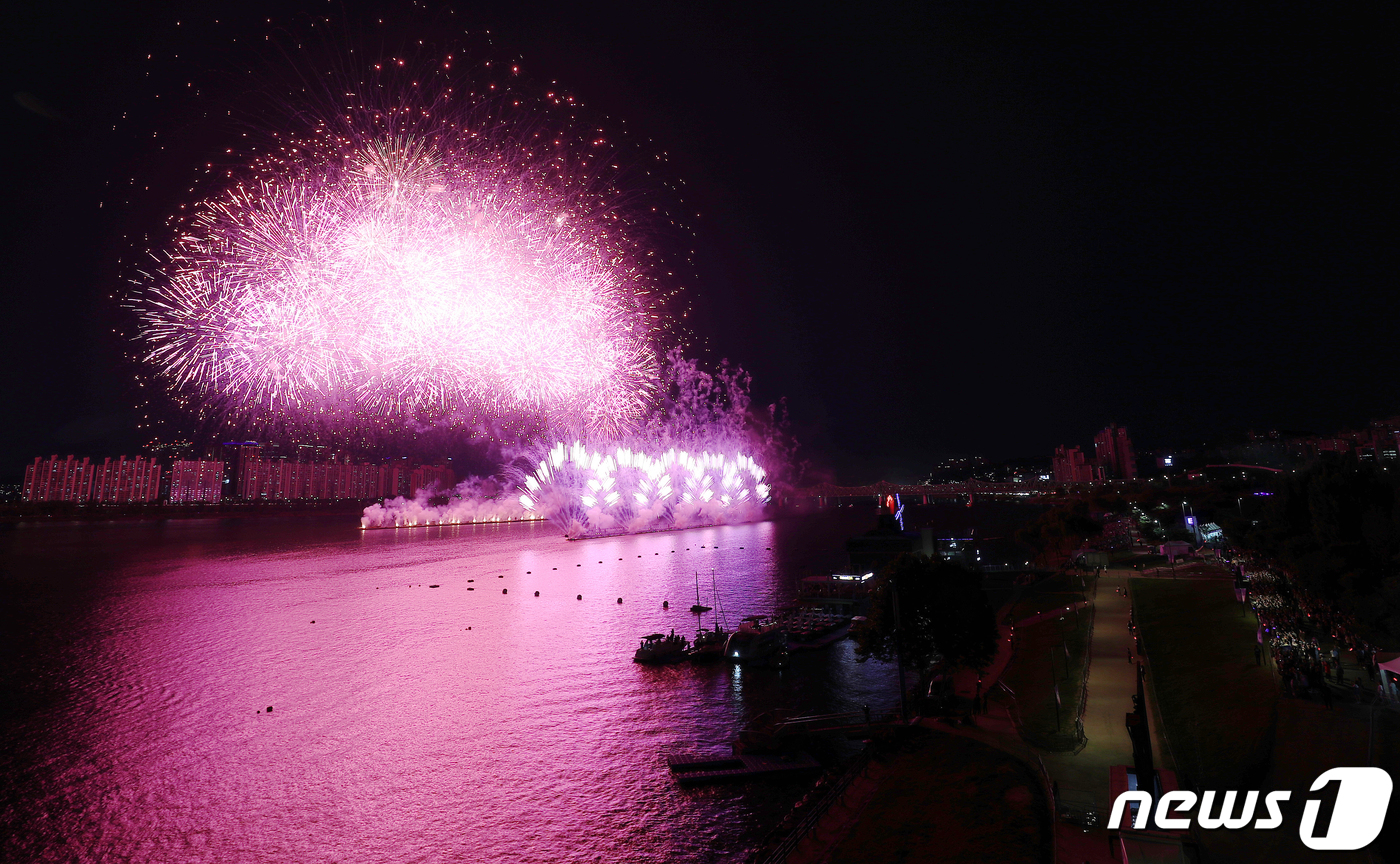 (서울=뉴스1) 박세연 기자 = 17일 서울 여의도 한강공원에서 방탄소년단(BTS) 데뷔 10주년 기념행사 BTS 페스타 불꽃축제가 열려 밤하늘을 아름답게 수놓고 있다. 2023. …