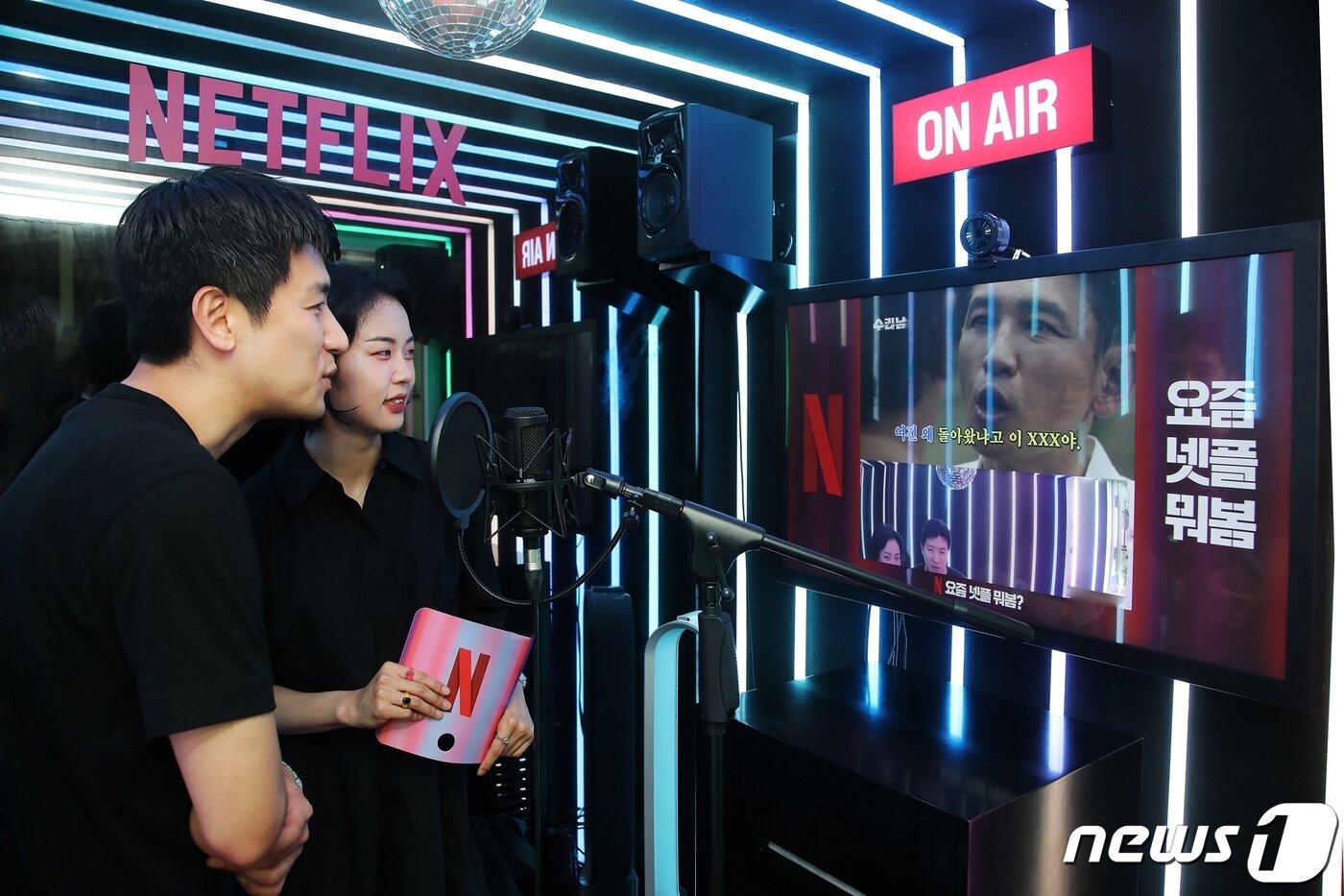 본문 이미지 - 넷플 더빙방을 체험하는 참여객의 모습(롯데호텔군HQ 제공)