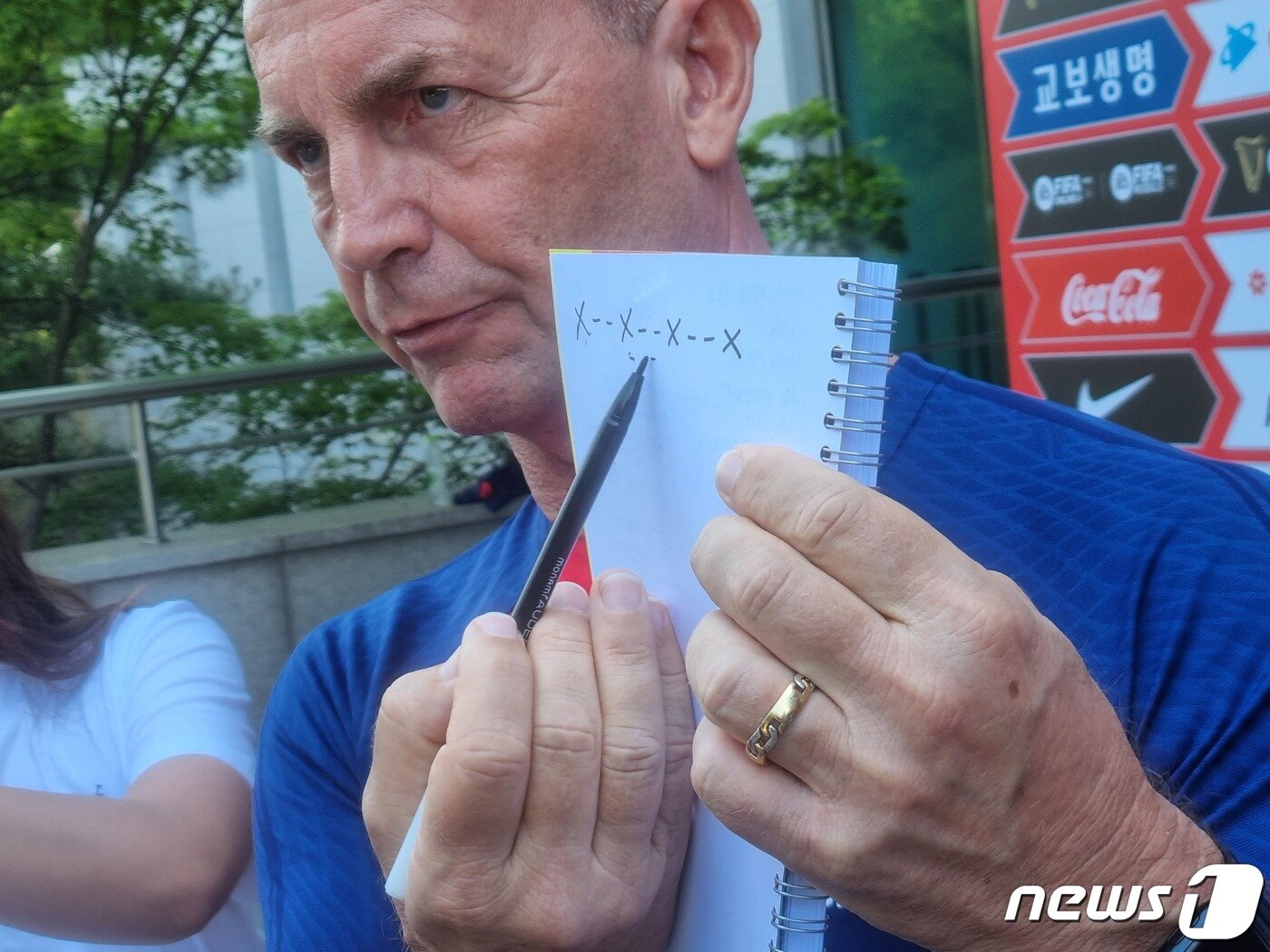 본문 이미지 -  스케치북에 직접 그리며 설명하는 콜린 벨 감독ⓒ News1 안영준 기자