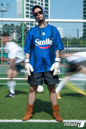 본문 이미지 - 새드스마일의 사커 티셔츠(코오롱FnC 제공)