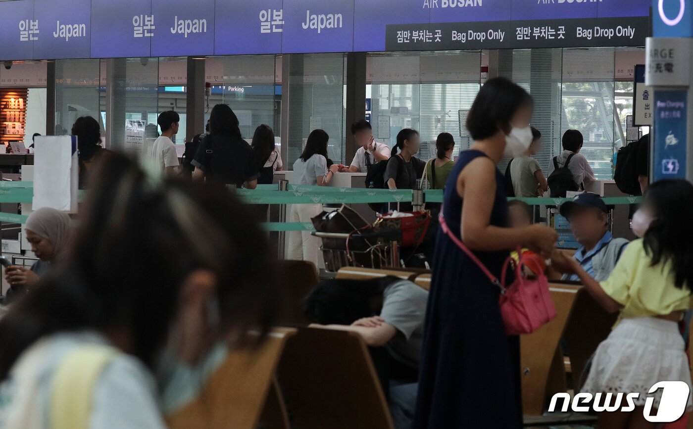 본문 이미지 - 원화에 대한 일본 엔화 가치가 약 8년 만에 가장 낮은 수준까지 떨어지면서 일본 여행 수요가 급증하고 있는 가운데 18일 인천국제공항에서 일본으로 향하는 승객들이 탑승수속을 하기 위해 줄 서 기다리고 있다. 2023.6.18/뉴스1 ⓒ News1