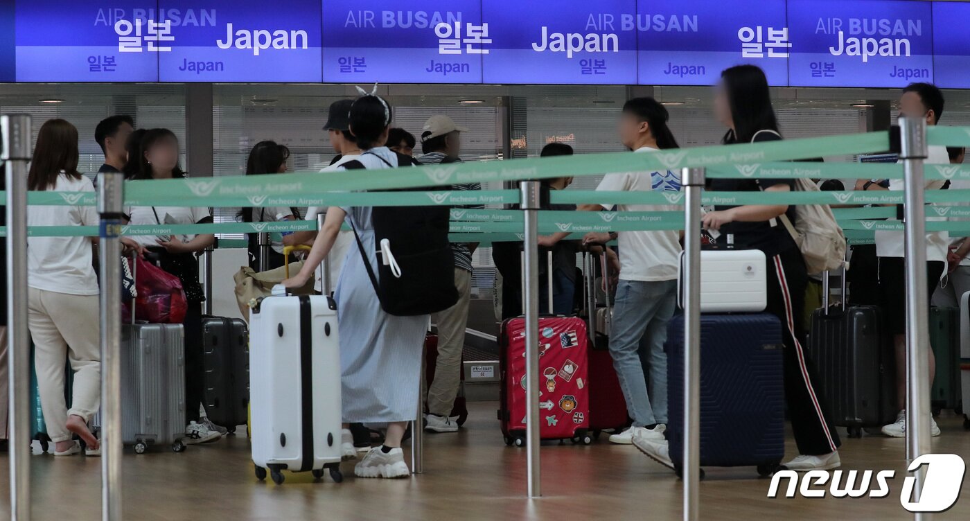 본문 이미지 - 18일 인천국제공항에서 일본으로 향하는 승객들이 탑승수속을 하기 위해 줄 서 기다리고 있다. 2023.6.18/뉴스1 ⓒ News1 이동해 기자