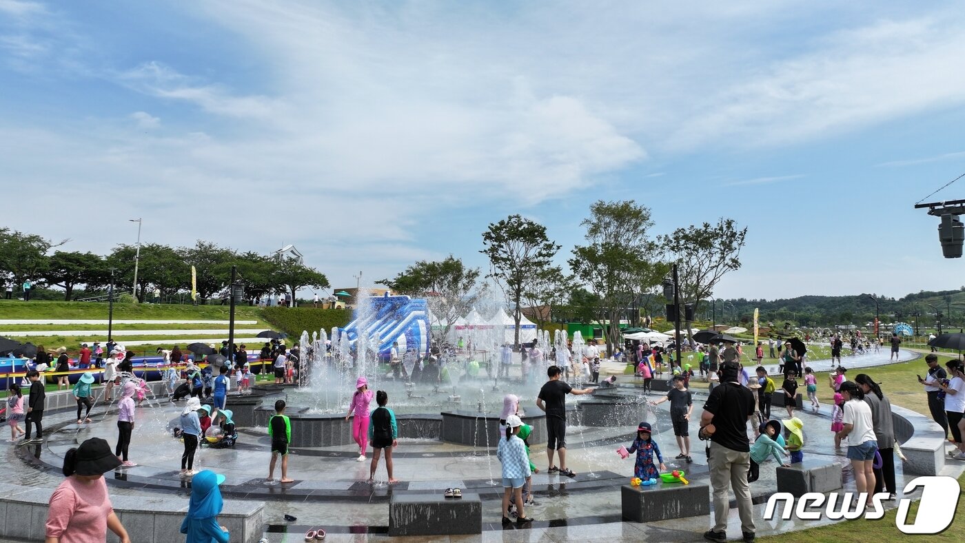 본문 이미지 - 광주·전남 지역에 올해 첫 폭염특보가 발효 중인 가운데 18일 오후 순천만정원박람회 오천그린광장에 마련된 '초대형 워터아일랜드'에서 피서객들이 물놀이를 즐기고 있다.(순천시 제공)2023.6.18/뉴스1
